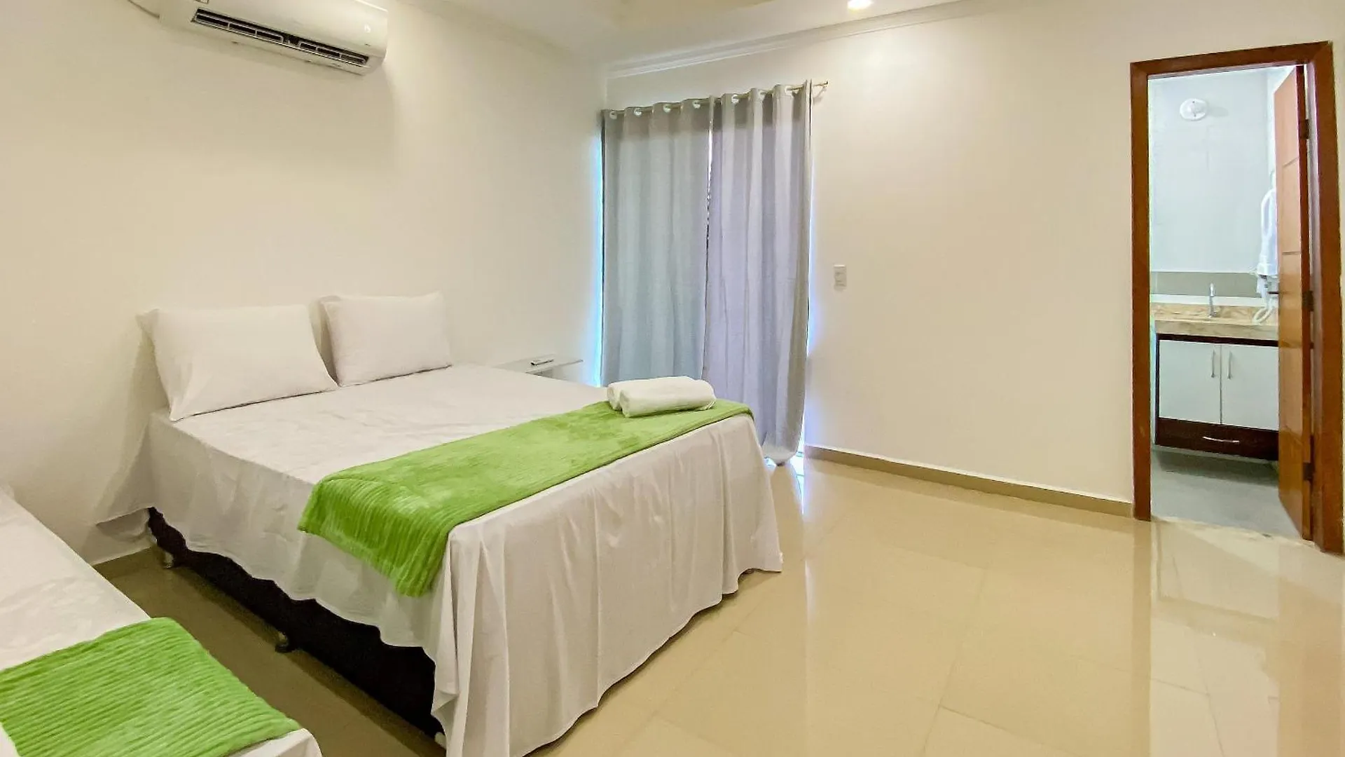 Casa Individual Com 2 Suites Ambas Com Ar Condicionado, Sala, Cozinha, Area De Servico E Garagem Para 2 Carros Pequenos A Poucos Metros Da Praia De Taperapua Porto Seguro 0*,
