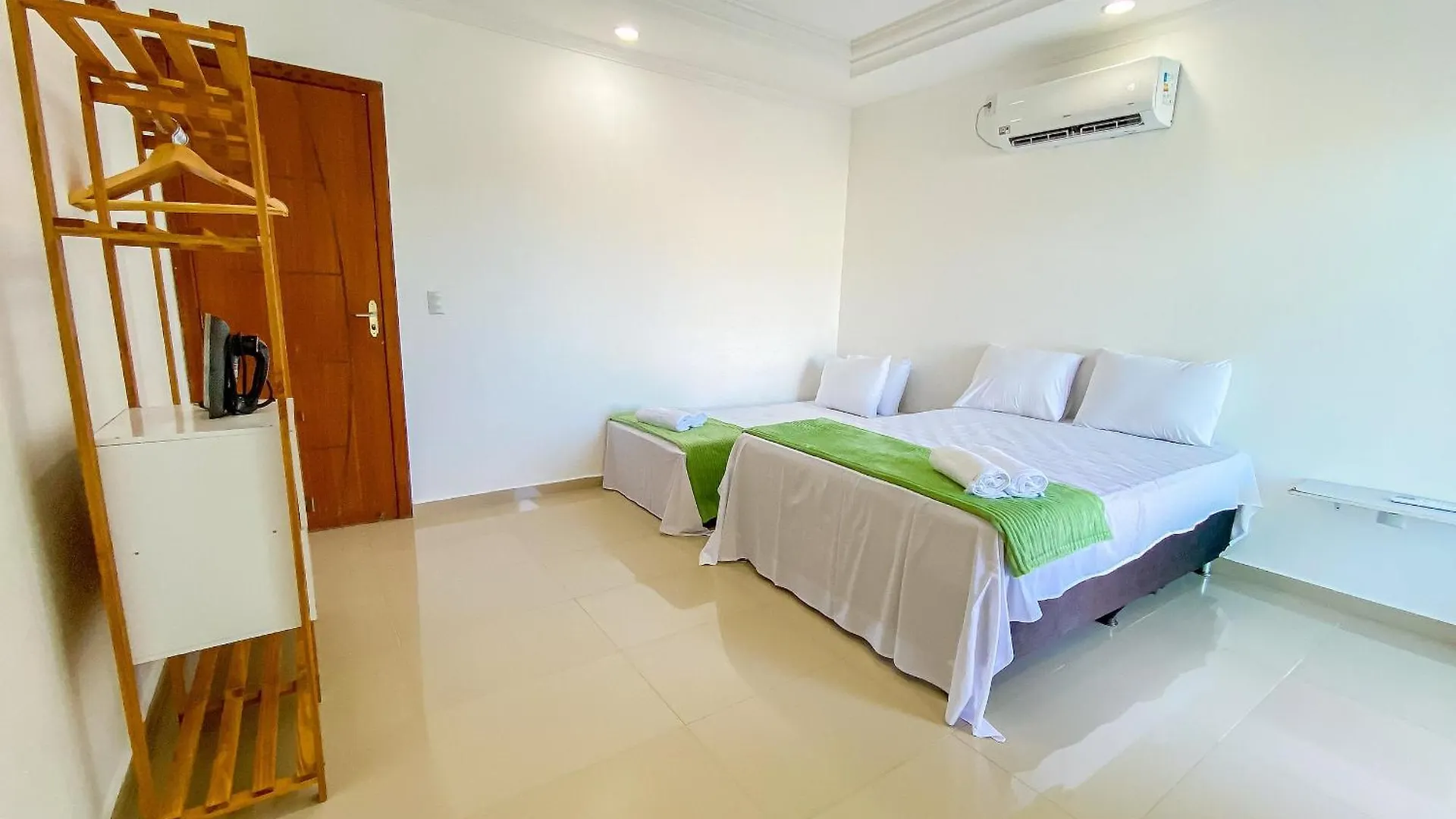 Casa Individual Com 2 Suites Ambas Com Ar Condicionado, Sala, Cozinha, Area De Servico E Garagem Para 2 Carros Pequenos A Poucos Metros Da Praia De Taperapua Porto Seguro