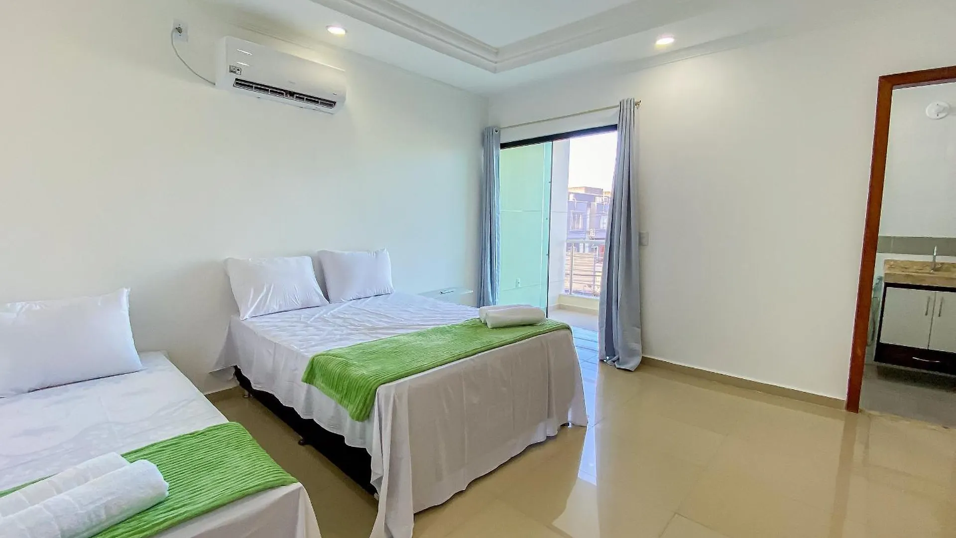 Casa Individual Com 2 Suites Ambas Com Ar Condicionado, Sala, Cozinha, Area De Servico E Garagem Para 2 Carros Pequenos A Poucos Metros Da Praia De Taperapua Porto Seguro 0*,