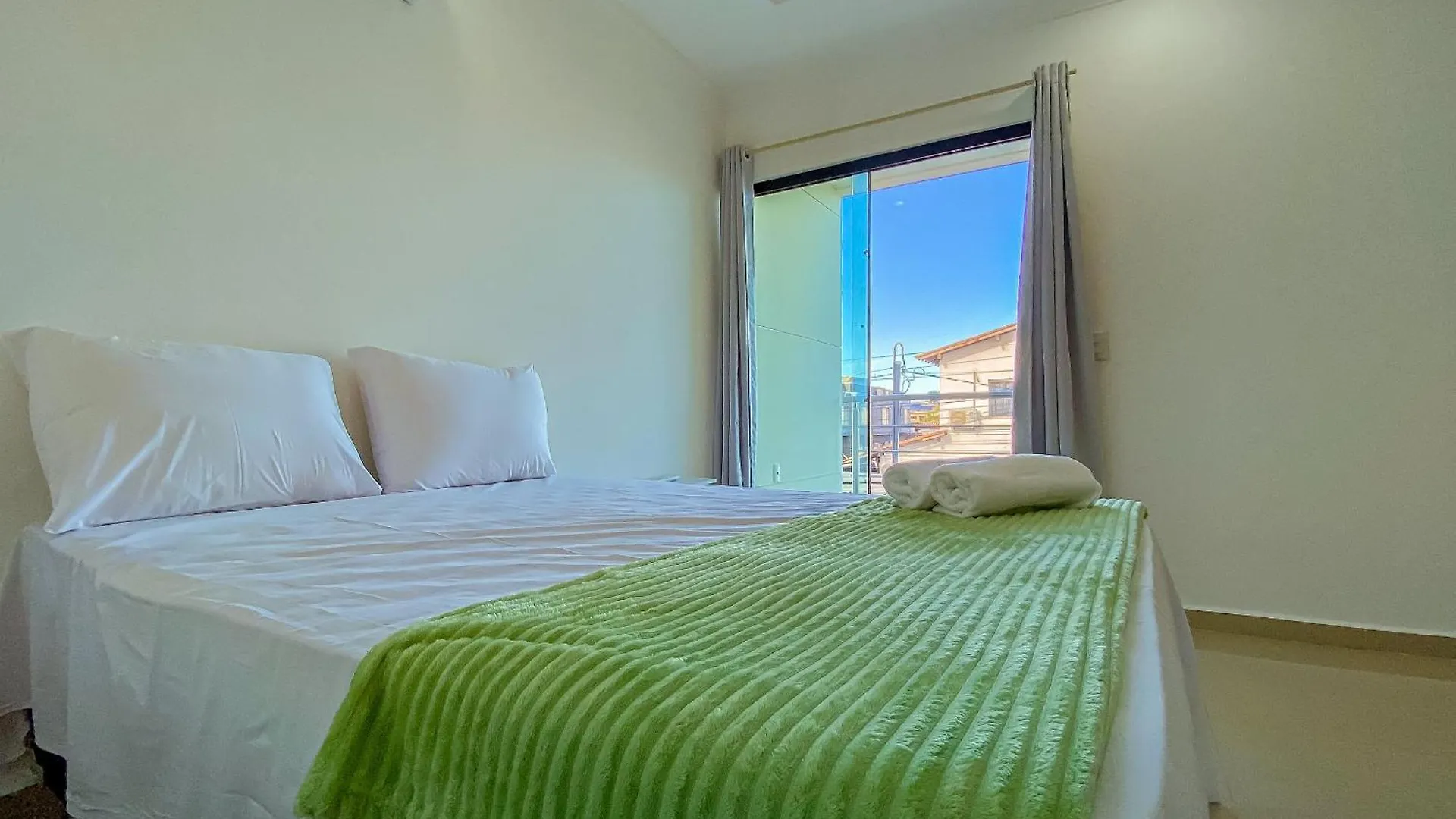 Casa Individual Com 2 Suites Ambas Com Ar Condicionado, Sala, Cozinha, Area De Servico E Garagem Para 2 Carros Pequenos A Poucos Metros Da Praia De Taperapua Porto Seguro Brazília