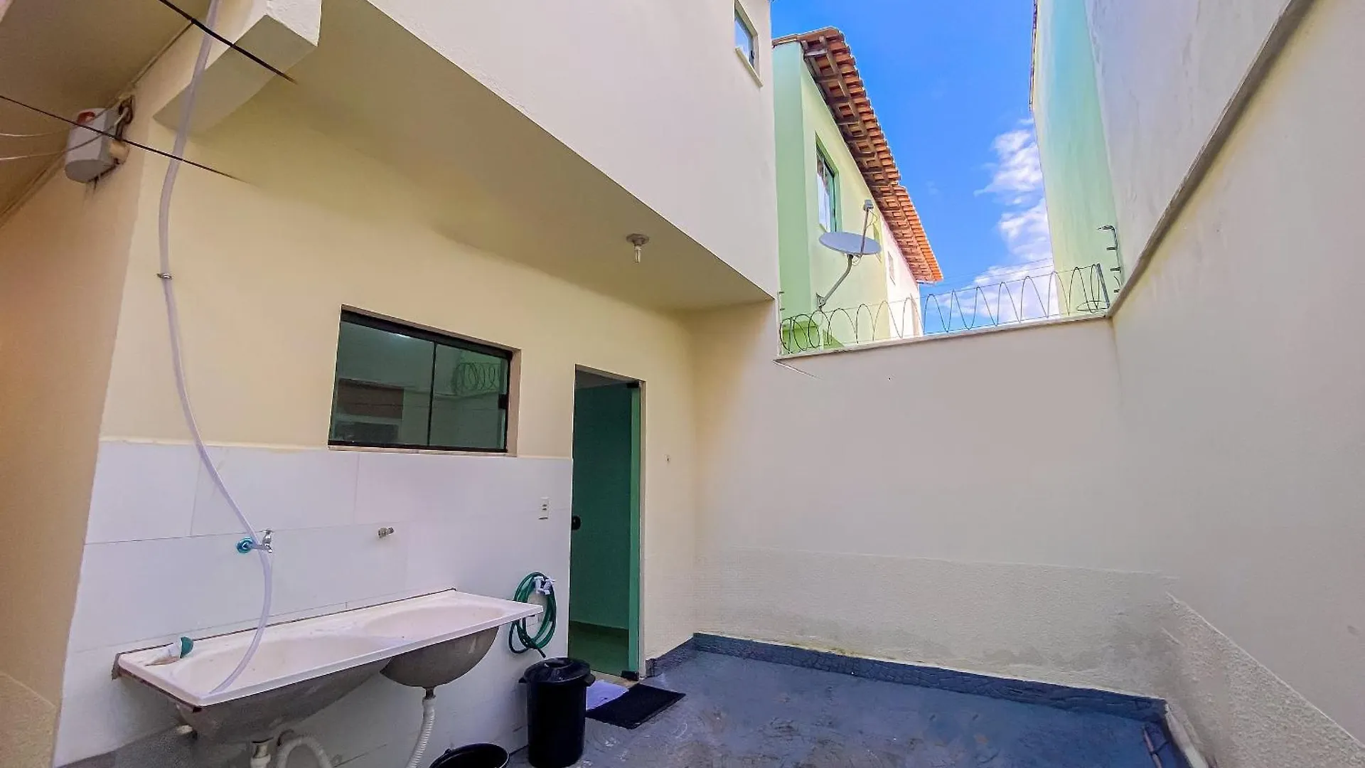 Casa Individual Com 2 Suites Ambas Com Ar Condicionado, Sala, Cozinha, Area De Servico E Garagem Para 2 Carros Pequenos A Poucos Metros Da Praia De Taperapua Porto Seguro Nyaraló