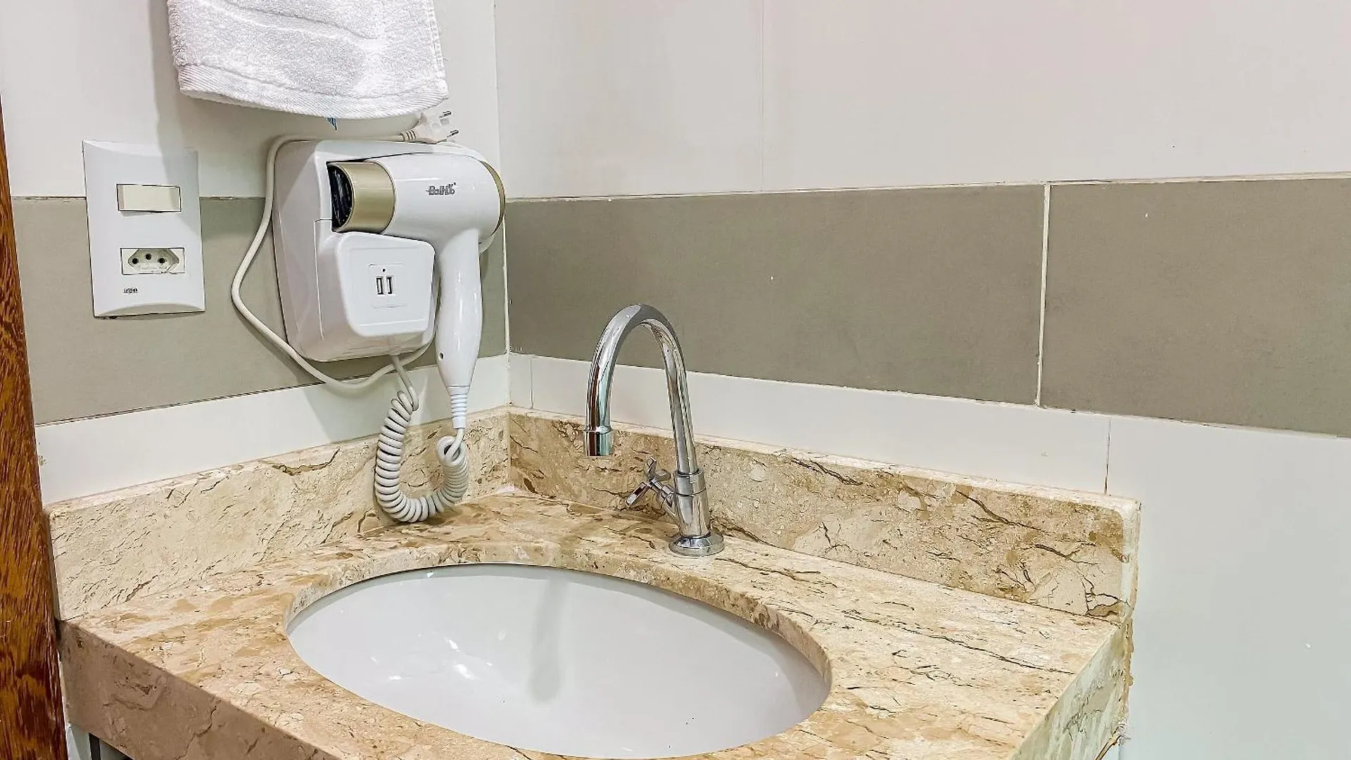 Casa Individual Com 2 Suites Ambas Com Ar Condicionado, Sala, Cozinha, Area De Servico E Garagem Para 2 Carros Pequenos A Poucos Metros Da Praia De Taperapua Porto Seguro