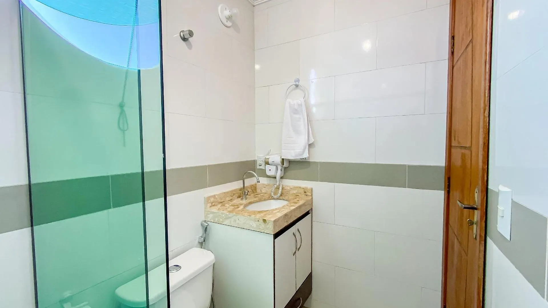 Casa Individual Com 2 Suites Ambas Com Ar Condicionado, Sala, Cozinha, Area De Servico E Garagem Para 2 Carros Pequenos A Poucos Metros Da Praia De Taperapua Porto Seguro Brazília
