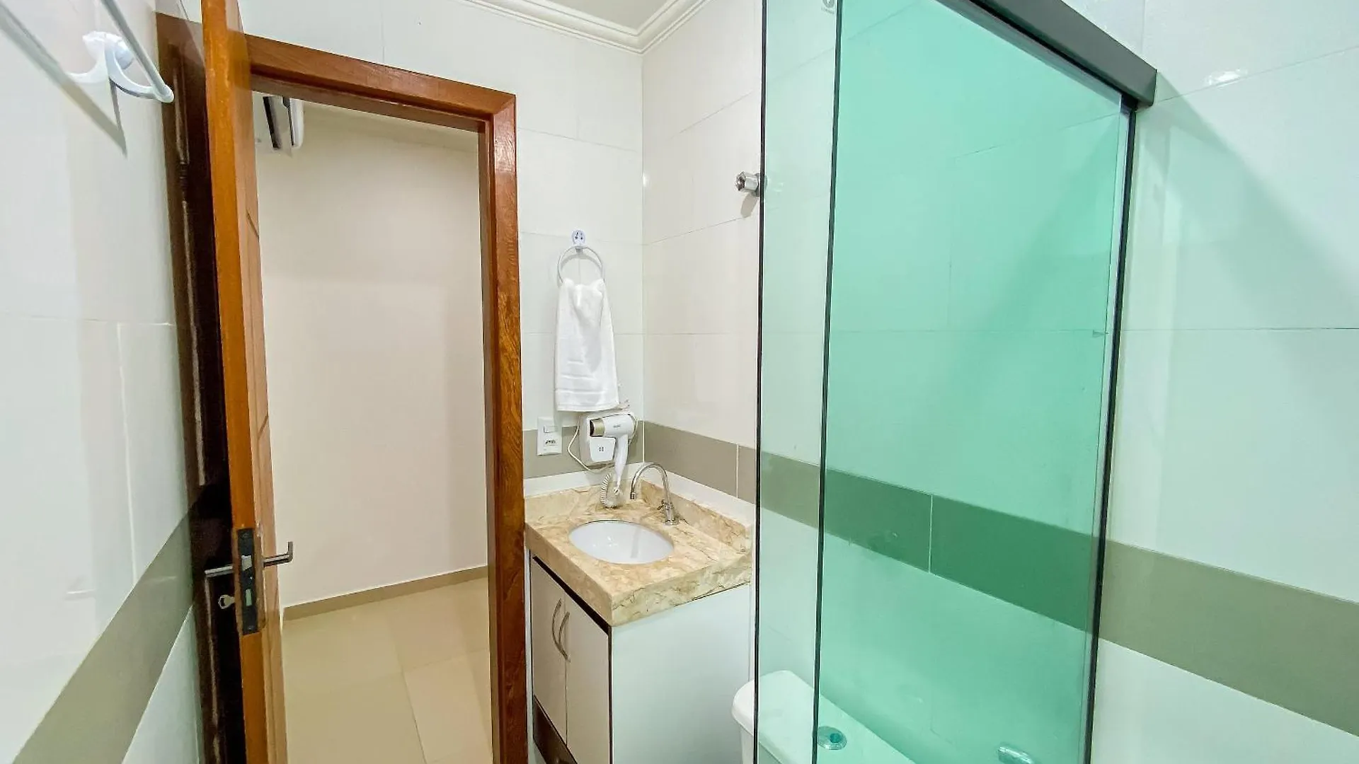 Casa Individual Com 2 Suites Ambas Com Ar Condicionado, Sala, Cozinha, Area De Servico E Garagem Para 2 Carros Pequenos A Poucos Metros Da Praia De Taperapua Porto Seguro Nyaraló