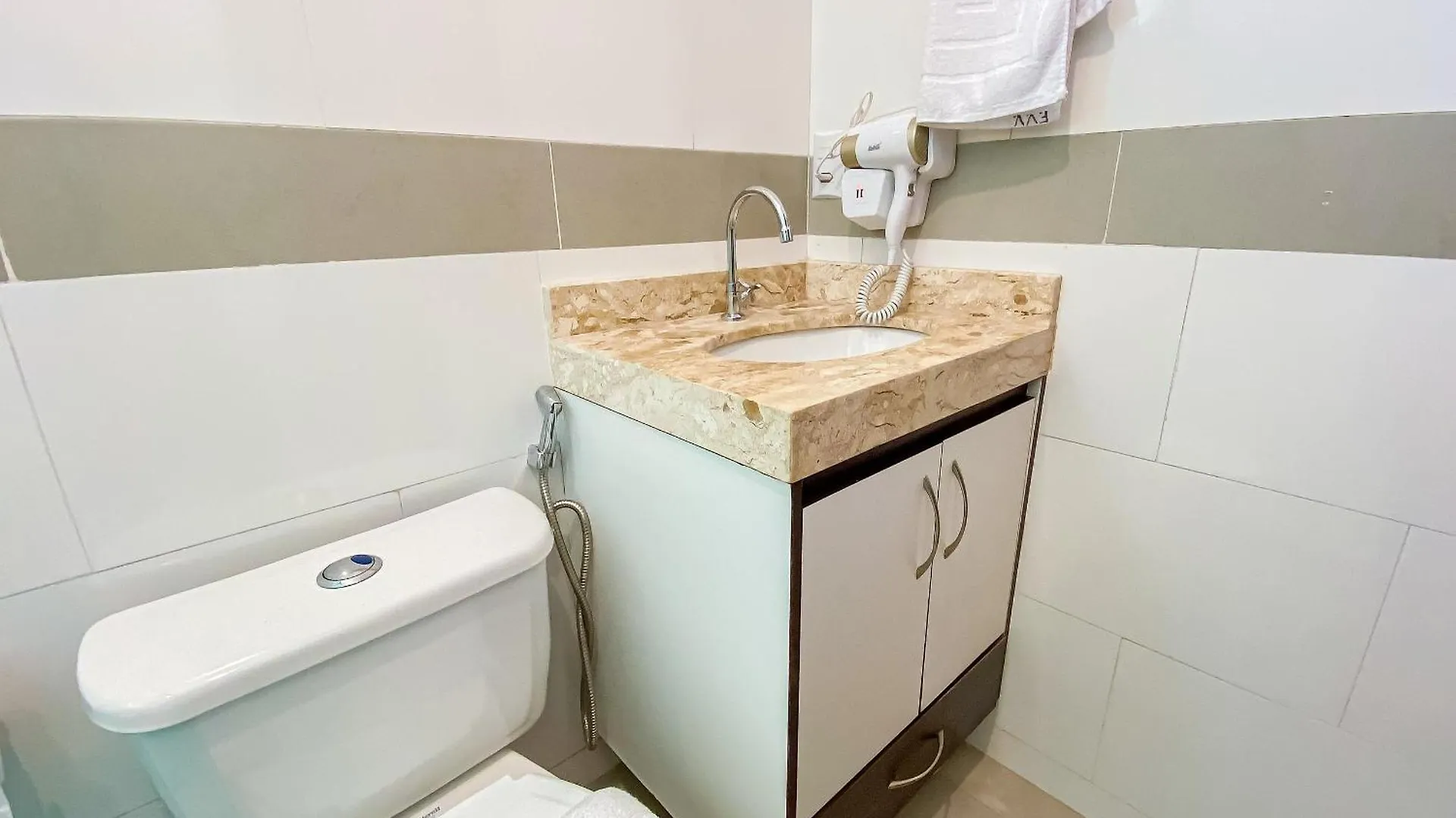 Casa Individual Com 2 Suites Ambas Com Ar Condicionado, Sala, Cozinha, Area De Servico E Garagem Para 2 Carros Pequenos A Poucos Metros Da Praia De Taperapua Porto Seguro 0*,  Brazília